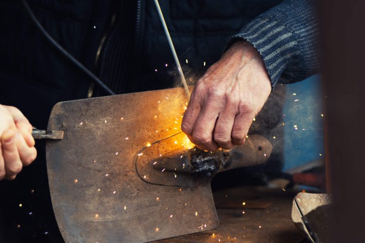 Travail du métal à la main