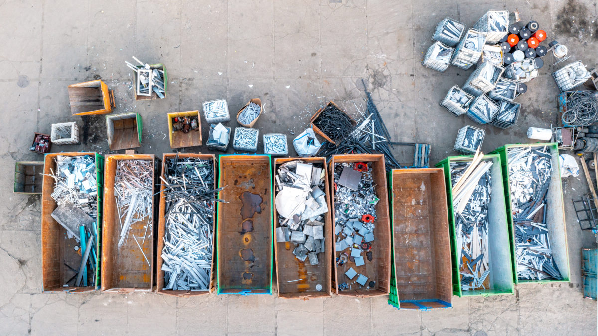 Conteneurs de recyclage vus du dessus avec métaux triés par catégorie sur site industriel