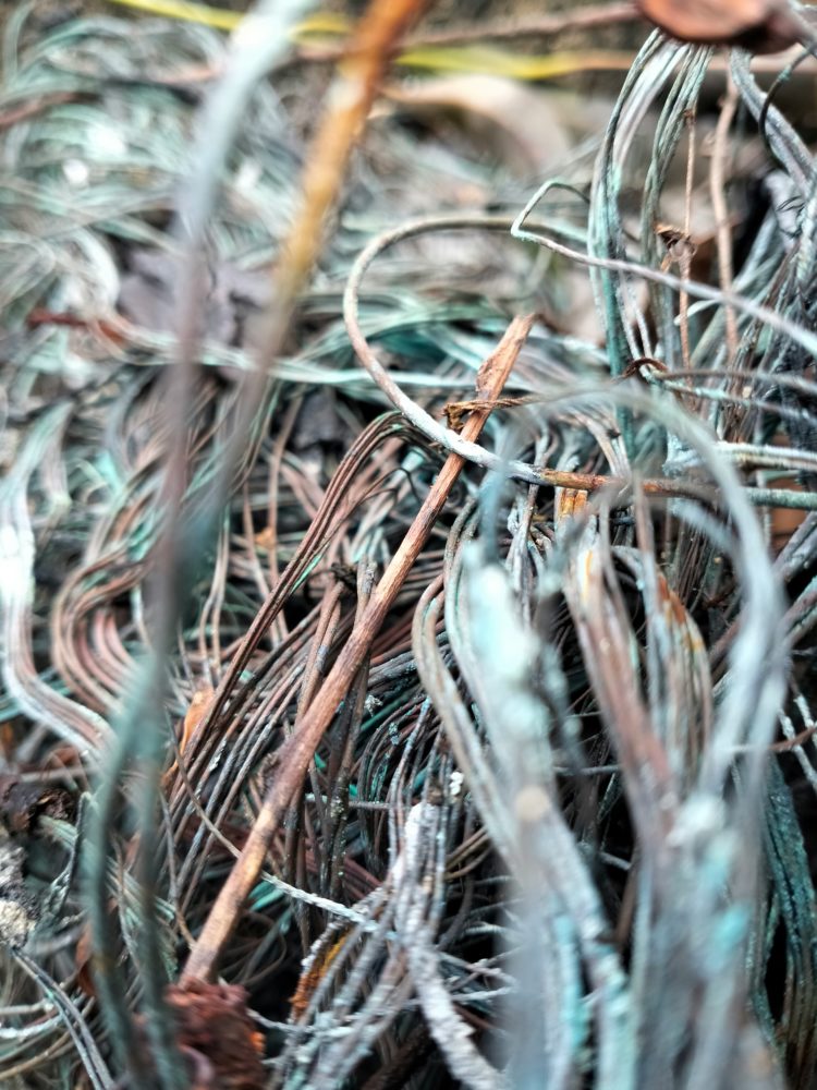 Enchevêtrement dense de câbles avec isolation plastique et conducteurs en cuivre apparents pour recyclage